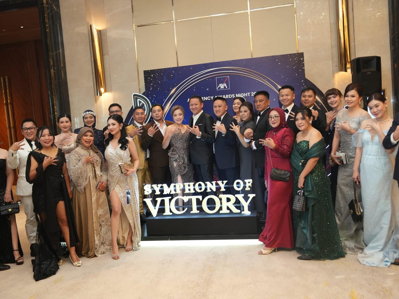 Anggota jaringan agency EVOLUTION berfoto bersama dalam busana formal pada malam penghargaan