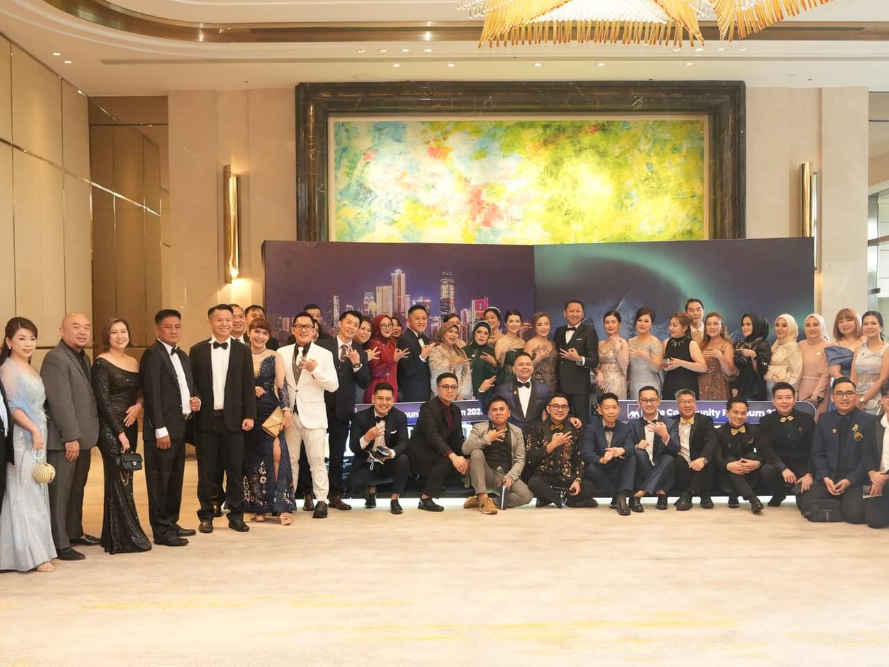 Anggota jaringan agency EVOLUTION berfoto bersama dalam busana formal pada sebuah acara resmi